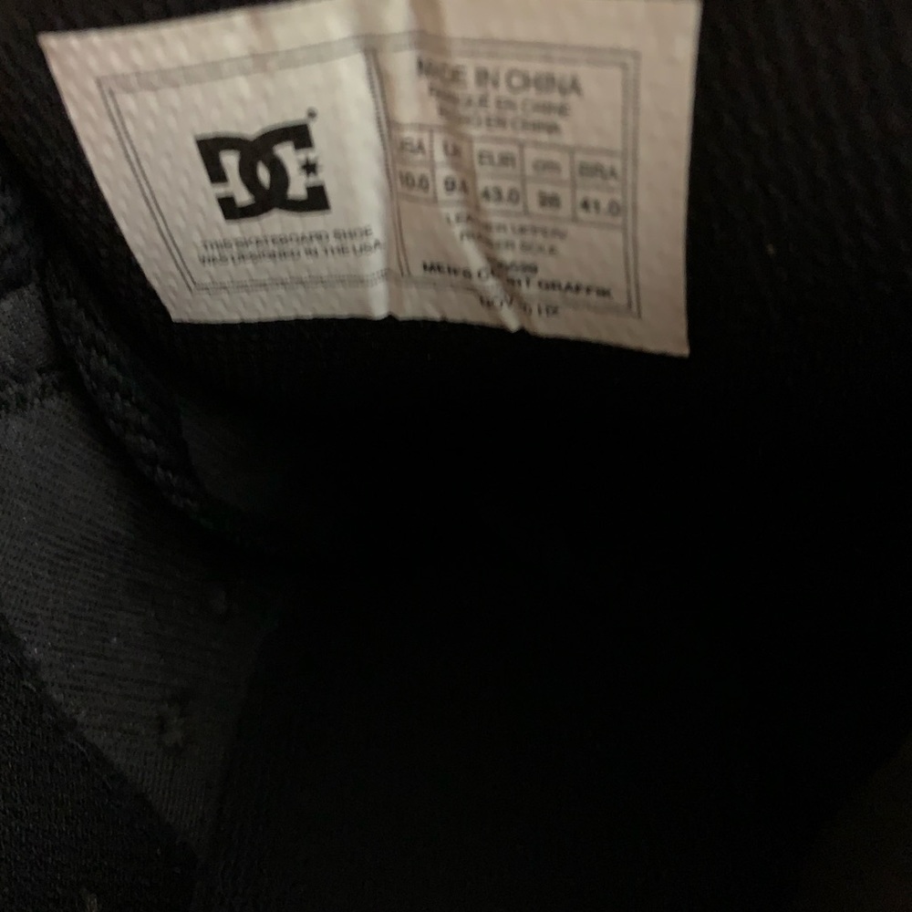 DC skater shoes pretty much brand new no scratches or scuffs youll love em - Picture 3 of 4